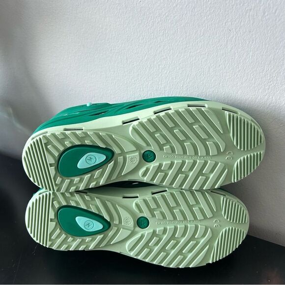 Calzuro Rebel Medical shoes autoclavable closed heel shoe in Green/Pastel Green - Picture 6 of 12